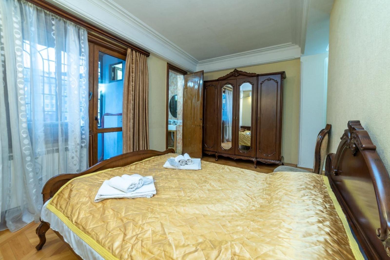 Apartment Tiflis דירה *